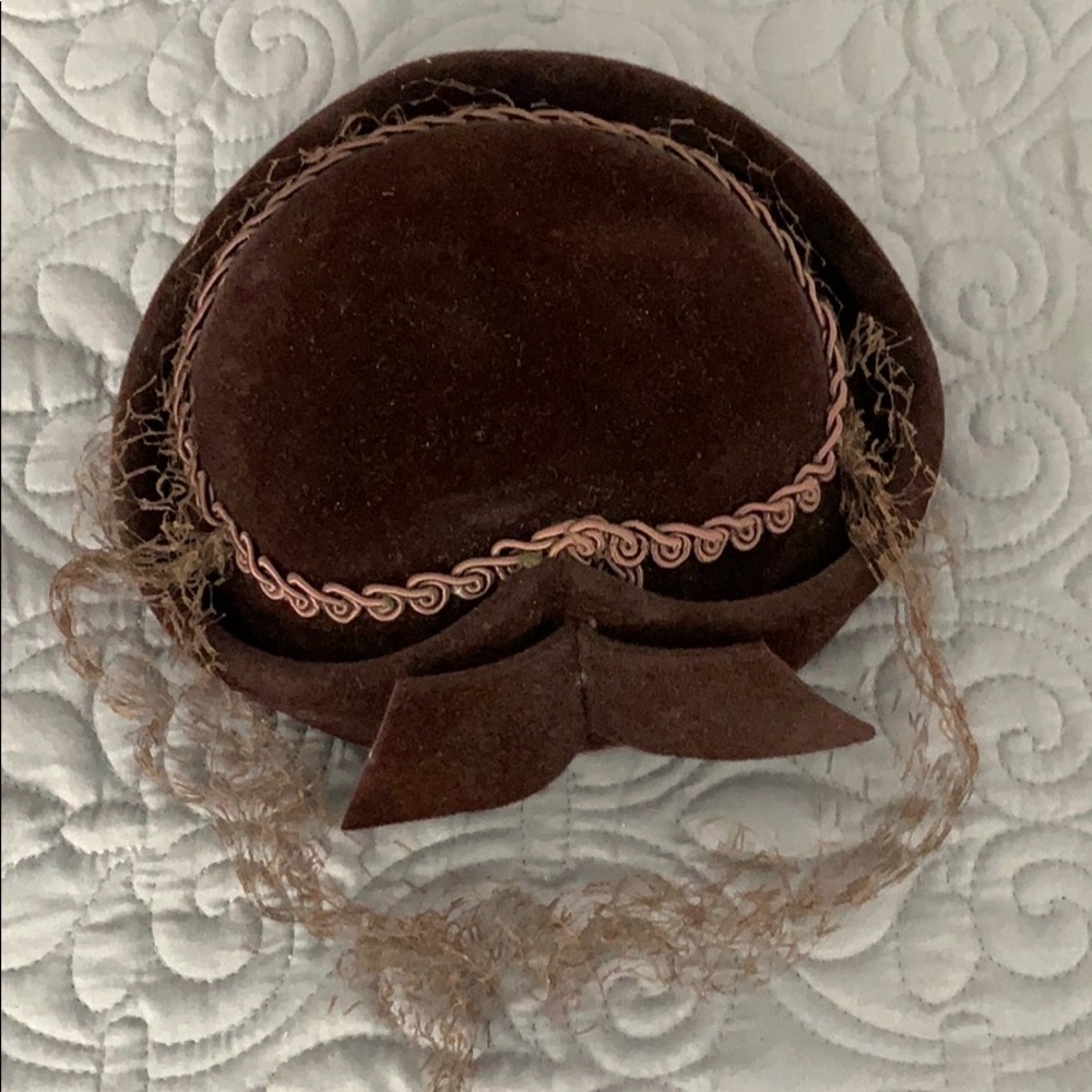 CHAPEAUX DE LUXE- Vintage wool pillbox hat.